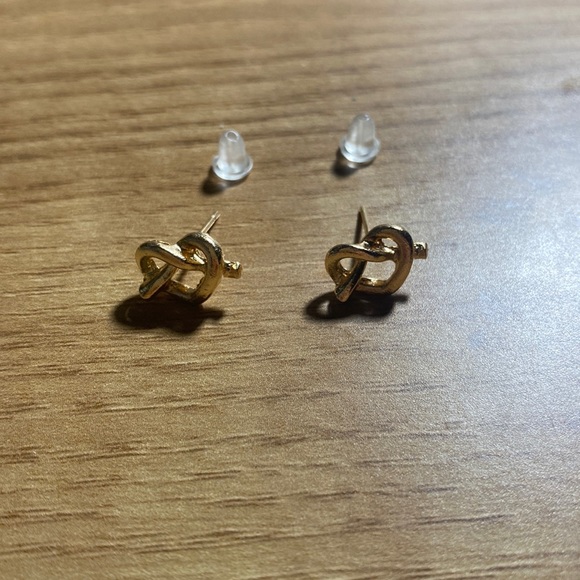 Beautiful heart shaped studs - Picture 1 of 4